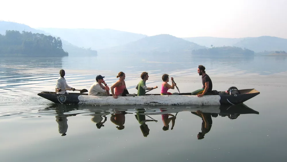 Canoeing-lake-bunyonyi